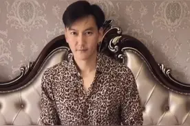 前央视男主持人晒近况，穿豹纹戴粉色长发，家具陈旧杂物堆积图片