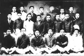 毕业季｜百年前的这些同学合照，猜猜在哪里拍的图片