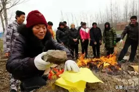 清明节习俗，为什么要在坟头插纸花和压纸？老农民这样说图片