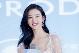 堪称票房毒药的景甜，成龙不敢碰王思聪不敢惹，背景到底有多深？图片