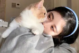 鞠婧祎坐在太阳下眨眼睛，看到她的“婴儿睫毛”，全网女生羡慕了图片