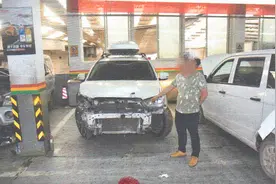 越野车开成“碰碰车”男子醉酒驾车上演“九连撞”图片