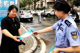 “黄金时段” 社区民警走街串巷反电诈护住居民“钱袋子”图片