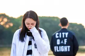 女孩带两个闺蜜赴约，看见账单后，男人机智逃单图片