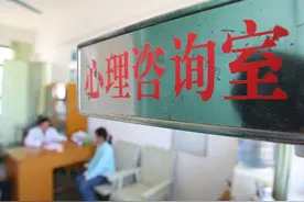 抑郁筛查纳入学生体检是好事，查出之后呢？|荔枝时评图片