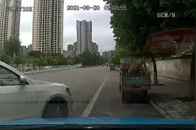 男子骑车被变道车辆剐蹭，认为责任小怕被“讹”驾车逃逸，结果“摊上大事”图片
