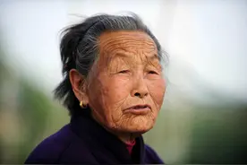 湖北农妇诞下三个低能儿，为照料他们终身未出村，网友：母爱如山图片