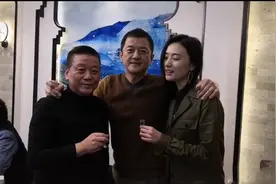 李亚鹏见小19岁女友家长，却比女方父亲像长辈？对他敬酒好恭敬图片