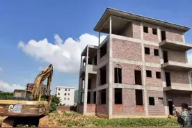 南安拆除一栋三层半违建住宅！图片