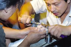 孩子能淘气到什么程度？把手指塞进抽屉锁孔图片