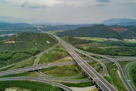 连霍高速郑州巩义车道分离路段东向西方向应急抢修封闭大型车道，注意减速慢行或提前绕行图片