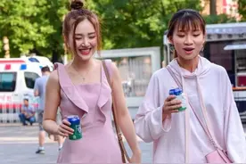 闺蜜俩同穿裙子，一个像大学生，一个像高中生，出街回头率超高图片
