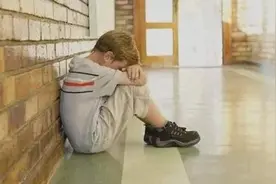 孩子见人下意识闪躲，用4种方法轻松化解，恢复孩子大方与自信图片