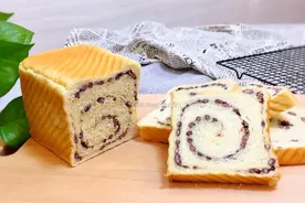 我家早餐常吃的一款小面包，夹着满满蜜红豆，松软香甜人人爱图片