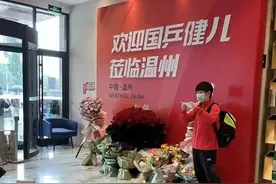 孙颖莎生日收666朵玫瑰，拍照留念，酒店大堂变花海，保安忙不停图片