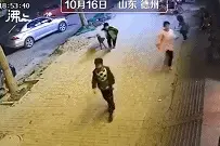 瘸腿狗狗走失三天后找回家，开店主人激动地丢下顾客冲向门外图片
