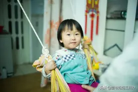 为了孩子的大运动，她把滑梯、秋千、攀爬墙都做出了家庭版图片