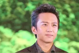 他被称为“皇帝专业户”，帅气的他被称为“小费翔”。图片
