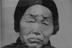 山东农妇参观博物馆，指着文物说是她的被质疑，工作人员出面证明图片