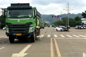 【一盔一带】大货车闯红灯撞小轿车 大货车负全责！图片