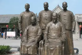 乔家第四代家主乔致庸，跟同时期大富翁洛克菲勒相比，身家差在哪图片