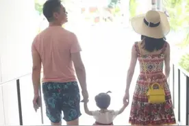“袖珍爸爸”走红，与妻子带娃逛街，行人笑问宝妈：都是你生的？图片