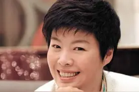 于丹：从国学大师到被北大学生轰下台，万人唾骂，真相如何？图片