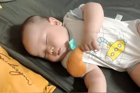 嘻嘻，等你牙长齐了，妈妈让你啃真正的鸡腿，现在先将就着图片