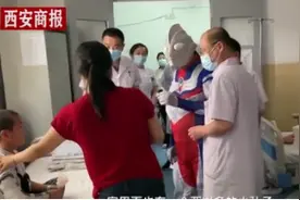 66岁小儿骨科医生扮奥特曼查房图片