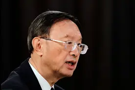 “杨老虎”重现当年陈毅拍案风采！受尽洋人气的国人终于昂首了图片