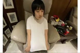 吴镇宇晒费曼最新照片，笑说儿子腿短，七分身体三分腿图片