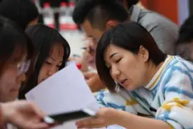 “996”已经很难适应，又提出“715”无休制，网友：职场无情图片