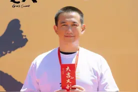 黄磊秀车技，却因违规倒车惹麻烦？8名工作人员堵路中央被交警拦图片