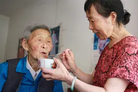 75岁雇主给保姆加工资到9千，保姆：人品太差太过分，伺候不了图片