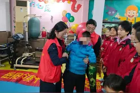 岳阳市十九中师生走进七彩梦图片