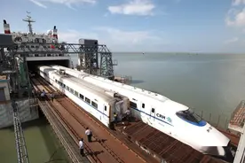 火车遇到海，中国交通的又一项中国之最建在轮渡上的跨海铁路出马图片