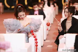 当红小花的同框照，唐嫣好甜，刘亦菲好美图片