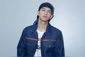 李现活动造型，复古的蓝色牛仔套装搭配简约T恤，热血的街头少年图片