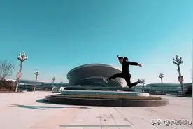 临沂高铁北站，内部设施高档，外部环境不输公园，为啥这么空旷图片