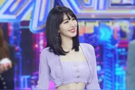 李菲儿真敢穿，大胆挑战露腰装“炫腹”不够，还配短裙秀腿真抢镜图片