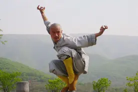 寒山寺僧人托百斤紫石钵化缘，无名船家仗义出手，神力堪比鲁智深图片