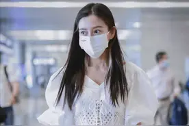 杨颖携儿子走机场！这么瘦还有大假胯腿也粗，撇下儿子光顾摆拍了图片
