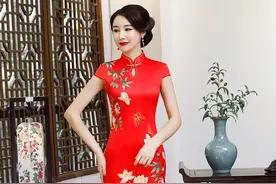 美女试穿《复古花卉印花真丝长旗袍》图片