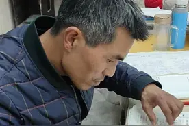 河南周口80后乡村小学校长与学生同吃同住，三年时间黑发变白头图片