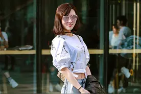 街拍：不管是时尚青春女孩，还是魅力成熟女性，穿衣好看才关键图片