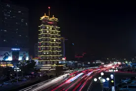 郑州二七纪念塔为双身并联式塔身，塔全高63米，共14层图片