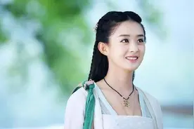 赵丽颖敬业人设崩塌？瘫在床上“小枕头”意外入镜，当妈的都明白图片