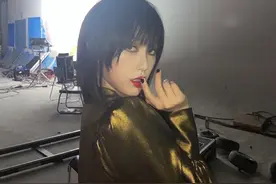 虞书欣罕见留短发，化烟熏妆穿金丝衫气质大变，小女孩终于长大了图片