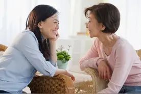 女儿和儿媳同时坐月子，这位婆婆的做法，就连妇产科医生都夸赞图片