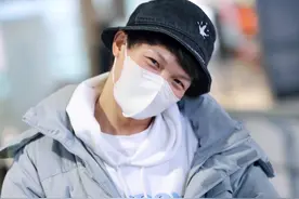 周深现身机场，卫衣搭配羽绒服，歪头一笑太可爱图片